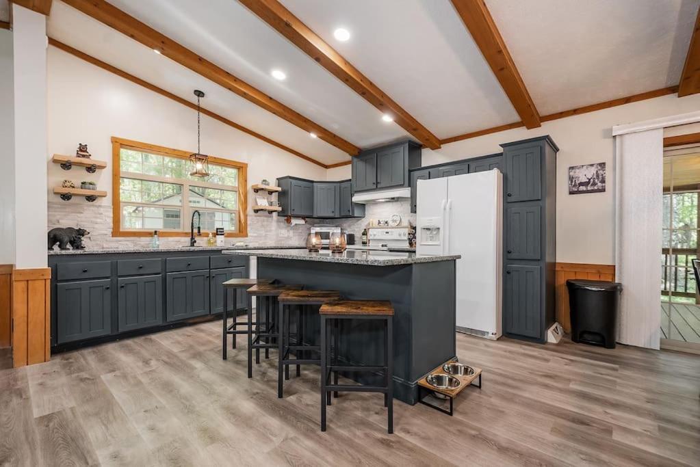 *Entire House • Sleeps 9 • Hot Tub • Pets Welcome* McHenry Exterior foto